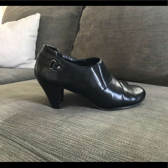 Black heels Size 7 - Picture 2 of 5